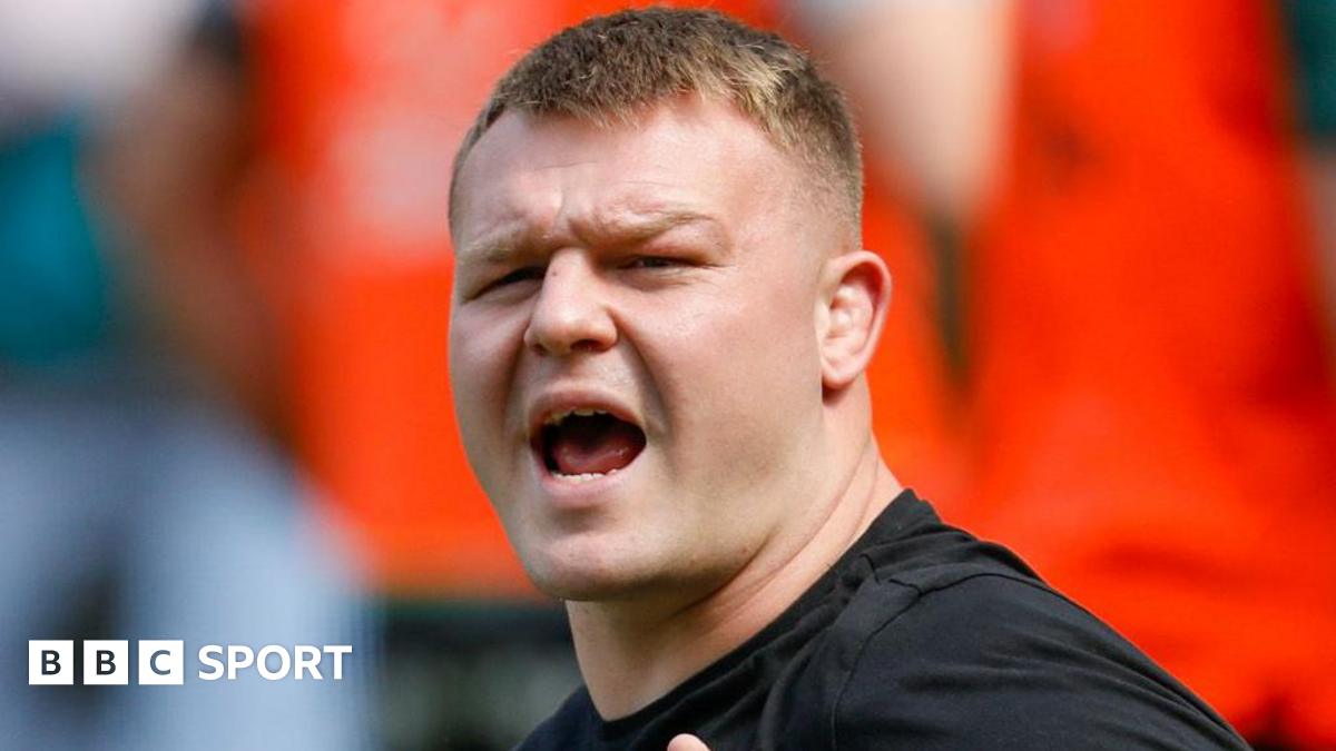 Dewi Lake shouts instrcutions