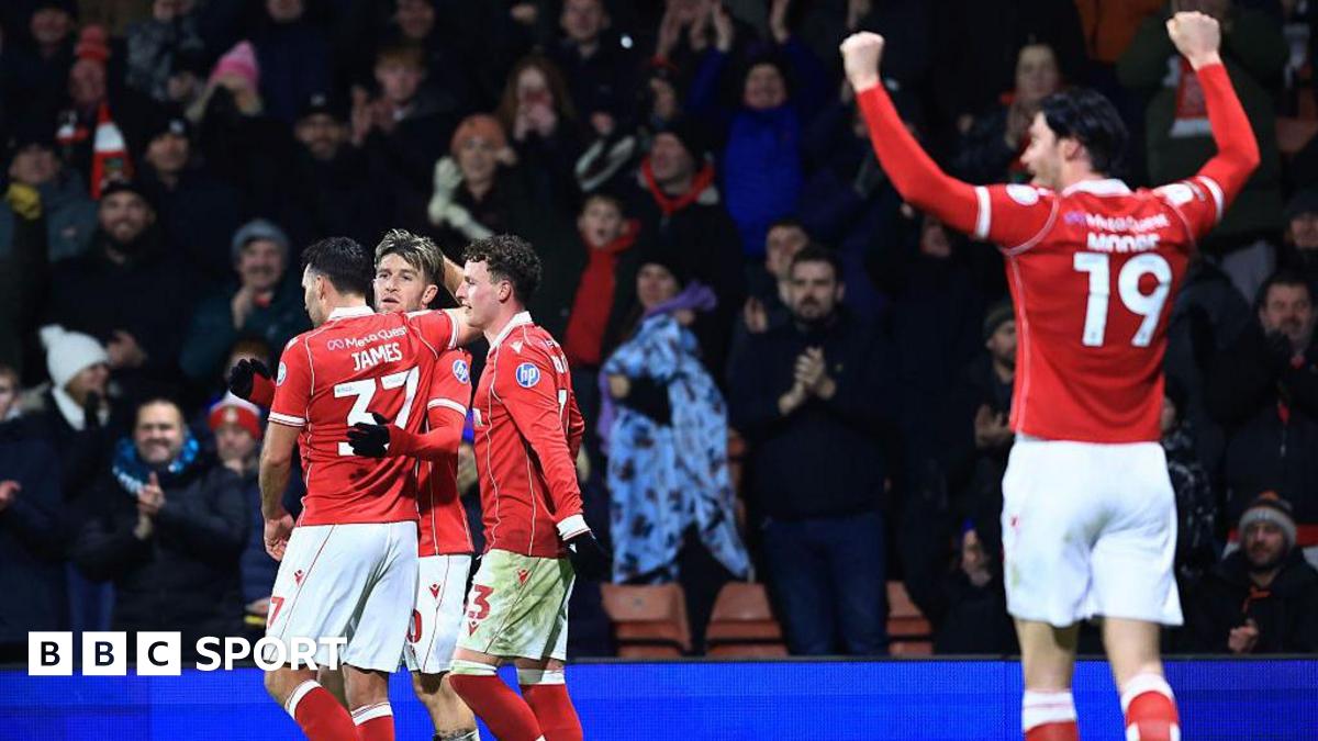 Wrexham players celebrate after Josh Windass' penalty against Sheffield United