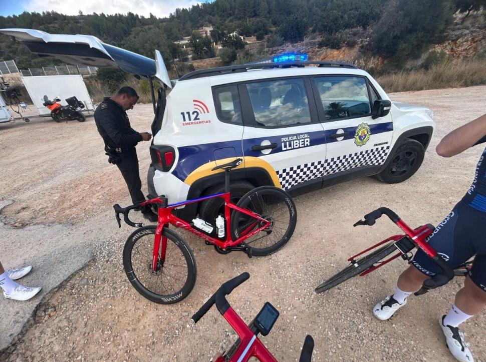 “So, you don’t respect the Highway Code?” 10 Groupama-FDJ pro cyclists fined €100 for ‘riding through red light’ during Spanish training camp, according to reports