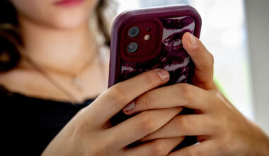 High social media use and sexting linked to poorer mental health in teenagers, study finds - The Journal