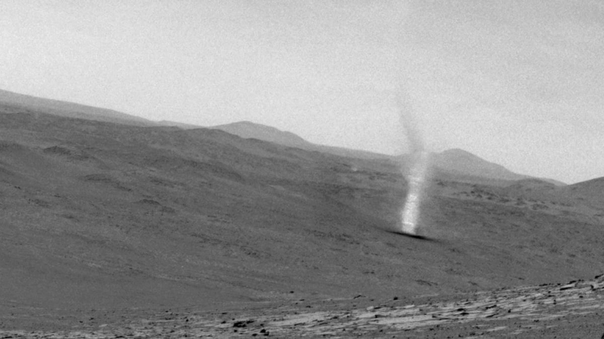 NASA Mars rover captures crackling lightning. Hear the 'thunder' yourself.