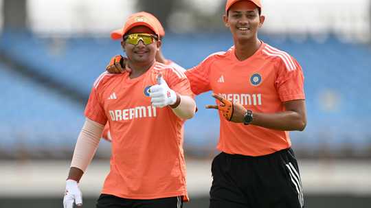 jaiswal-and-sarfaraz-combined-to-hammer-25-fours-and-four-sixes