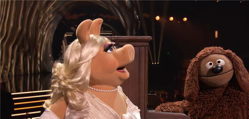 Miss Piggy and Rowlf look at each other