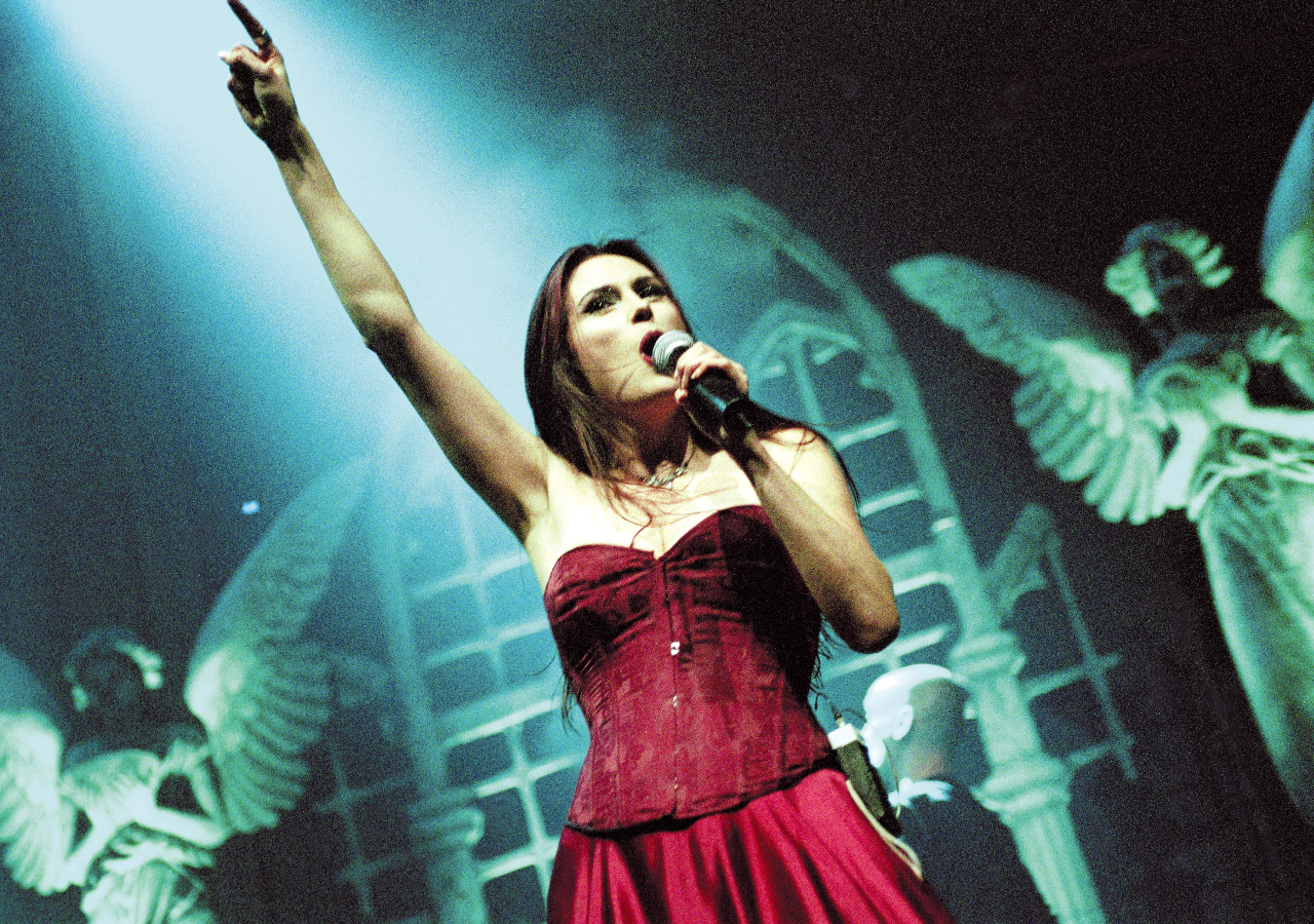 Sharon singing with Within Temptation in 2004