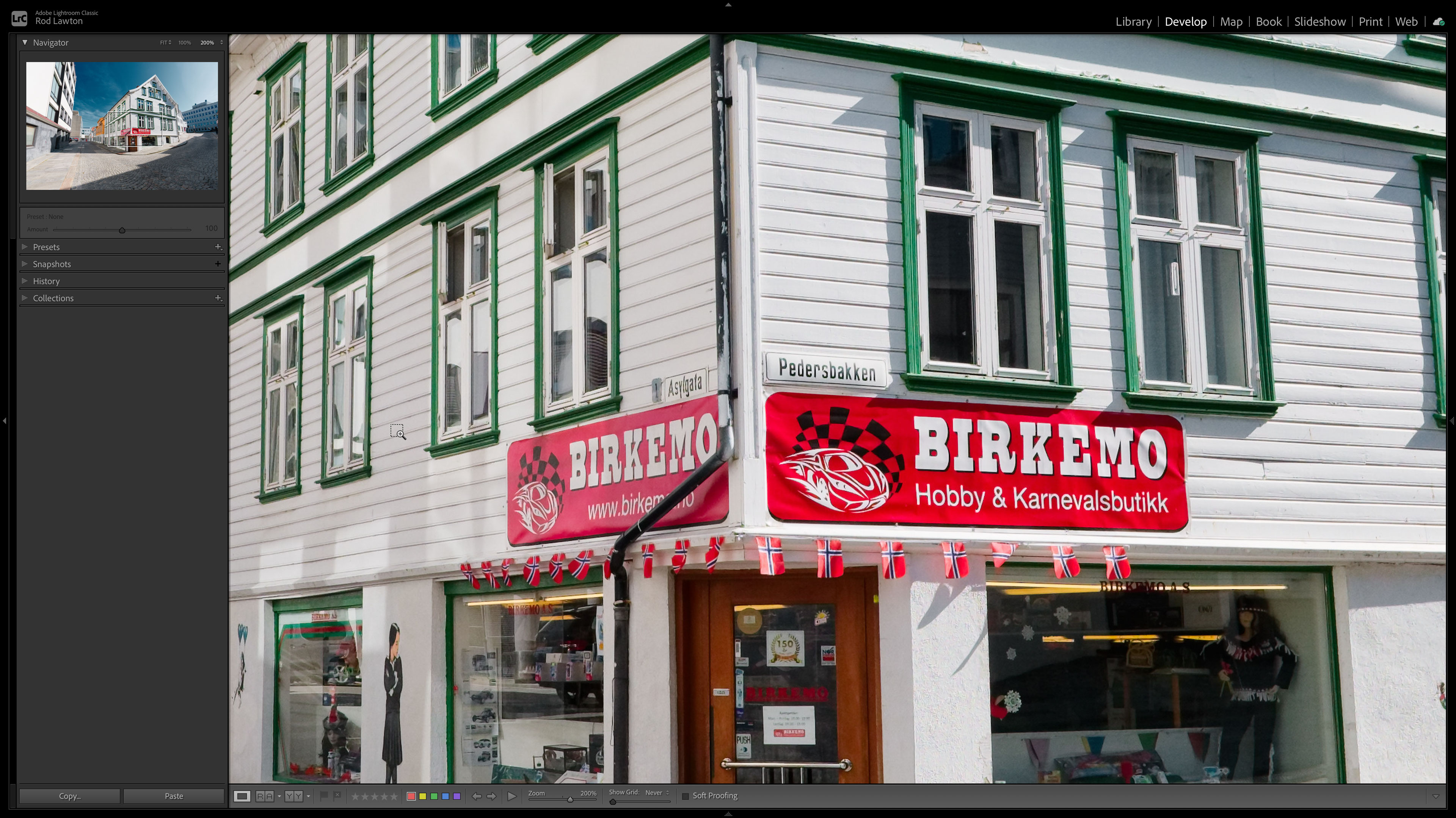 Zooming in for pixel peeping