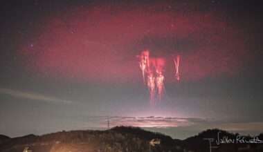 2 of Earth's rarest lightning phenomena captured simultaneously in once-in-a-lifetime photo