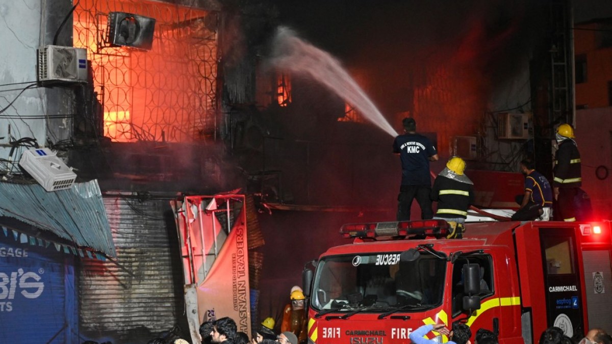 At least six killed in Pakistan as fire rips through Karachi shopping mall | Construction News