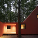 © Arch-Exist Red Cabin / Wiki World + Advanced Architecture Lab - Exterior Photography