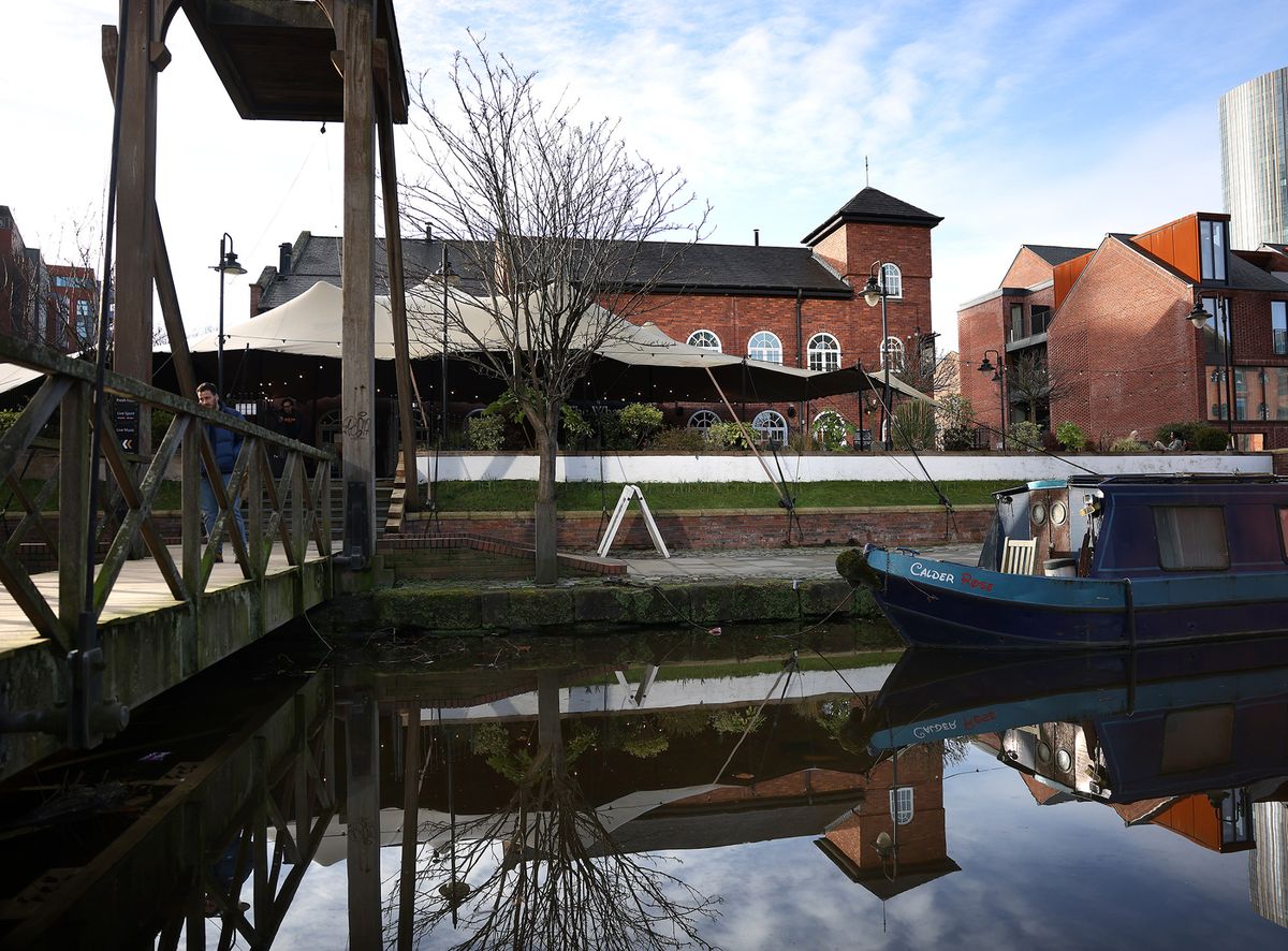Overlooking the canal basin, the pub has become known for its beer garden, roaring fires and cracking roasts 