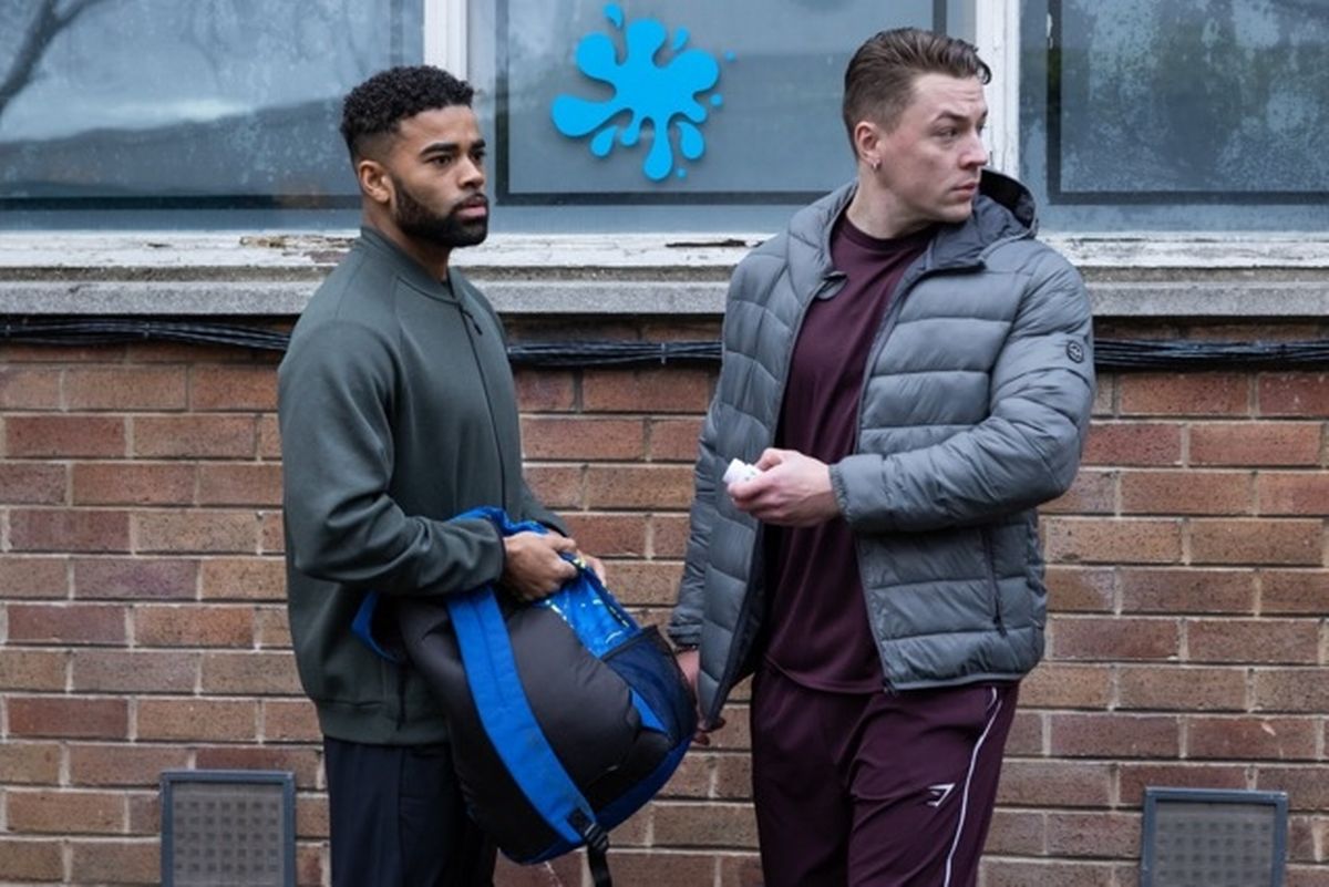 Prince goes to give the steroid pills back to his dealer, but the police catch him