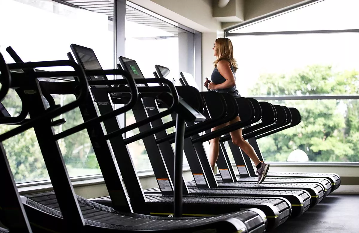 a gym goer using a running machine