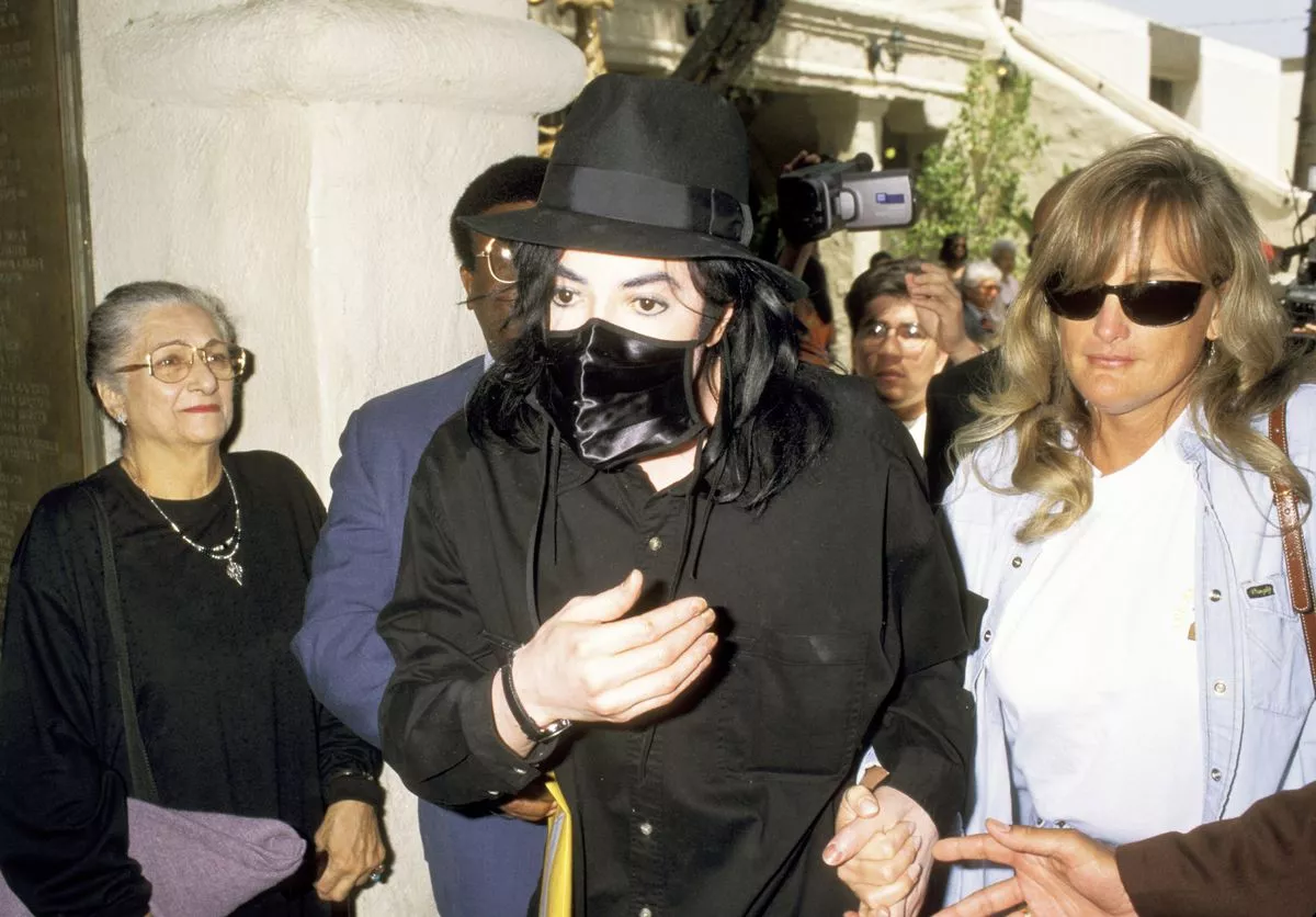 Michael was married to Debbie Rowe between 1996 and 2000