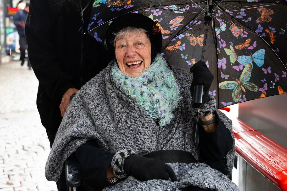 Eve Berkley, 95 in a bus stop in Wembley Central in London, Britain 13 January 2026. Facundo Arrizabalaga/MyLondon