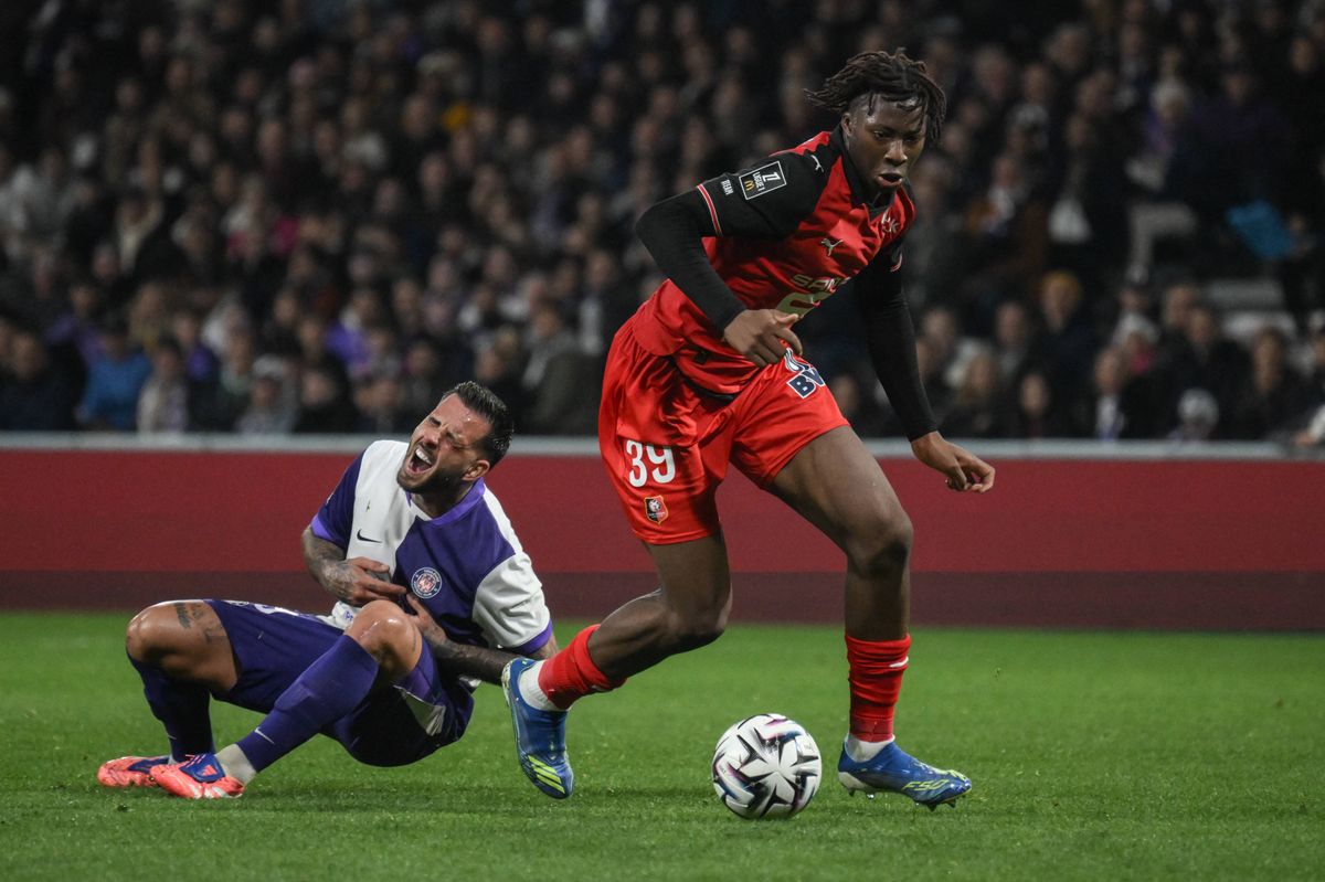 Rennes' French forward #39 Mohamed Kader Meite (R) fights for the ball with Toulouse's Norwegian midfielder #15 Aron Donnum  during the French L1 football match between Toulouse FC and Stade Rennais FC at the Stadium in Toulouse, southwestern France, on October 29, 2025. 