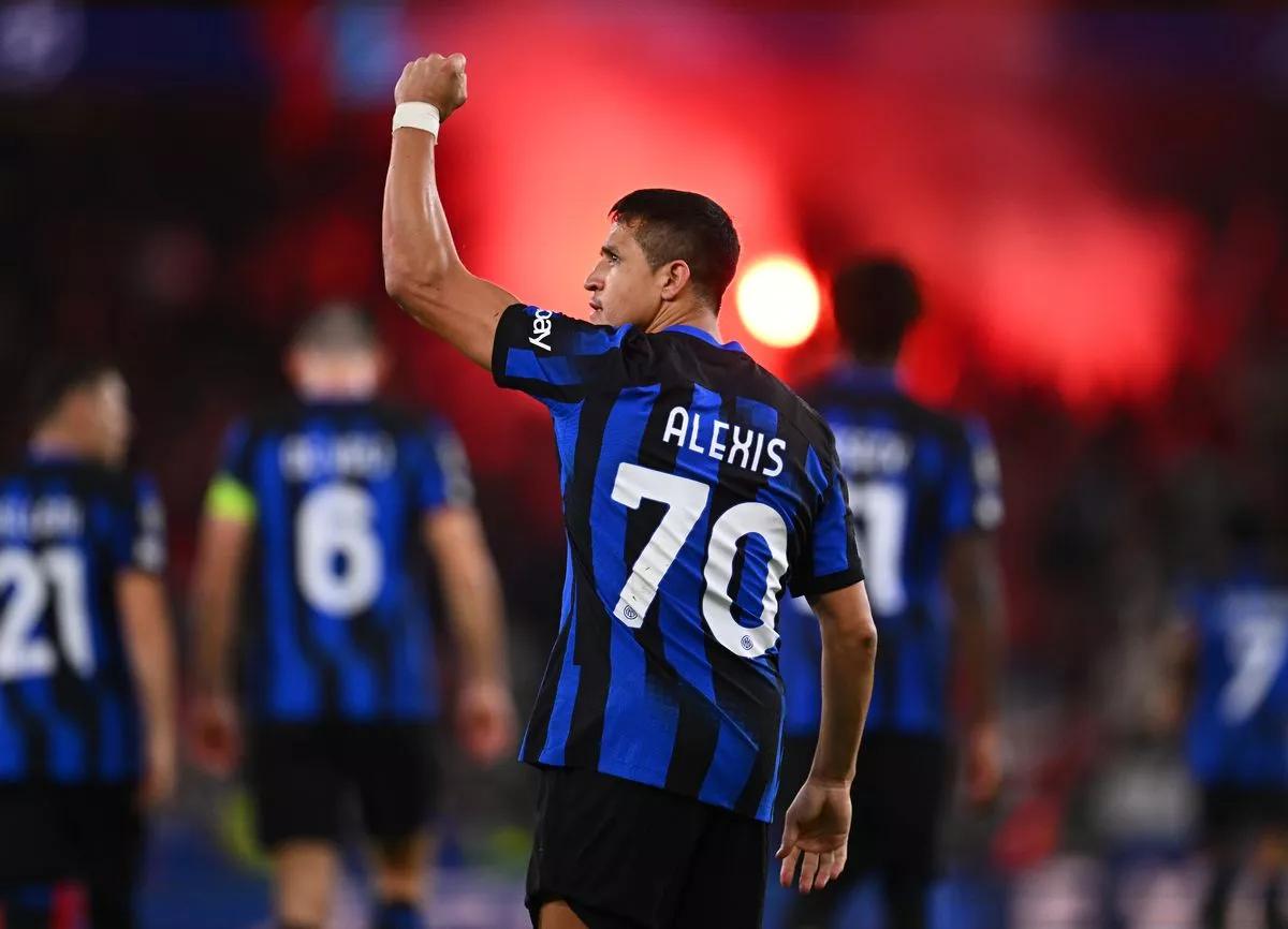 Alexis Sanchez of FC Internazionale celebrates after scoring the goal during the UEFA Champions League match between SL Benfica and FC Internazionale at Estadio do Sport Lisboa e Benfica on November 29, 2023 in Lisbon, Portugal. 
