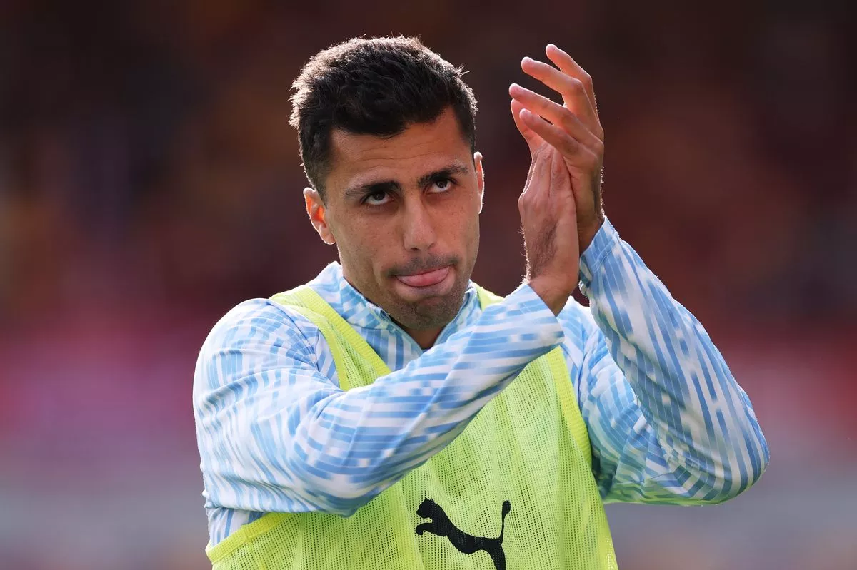 Rodri of Manchester City applauds the fans during the warm up prior to the Premier League match between Brentford and Manchester City at Gtech Community Stadium 