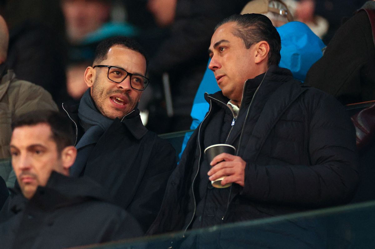 Chelsea's English head coach Liam Rosenior (C) talks with Chelsea's owner US businessman Behdad Eghbali ahead of the English Premier League football match between Fulham and Chelsea at Craven Cottage in London on January 7, 2026