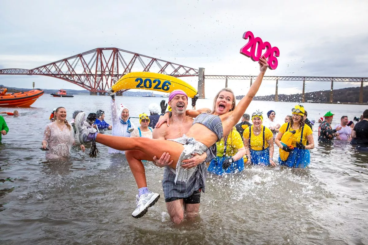 Loony Dook in the Firth or Forth at South Queensferry, celebrates the 40th anniversary of New Year's revellers taking a plunge to clear the Hogmanay hangover with a view of the Forth Bridge. January 1, 2026.  //  Yellow warnings have been issued by the Met Office for snow and ice across England, Wales, Northern Ireland and Scotland.  They will be in force between midnight and noon on 2 January. 
Photo released 01/01/2026
