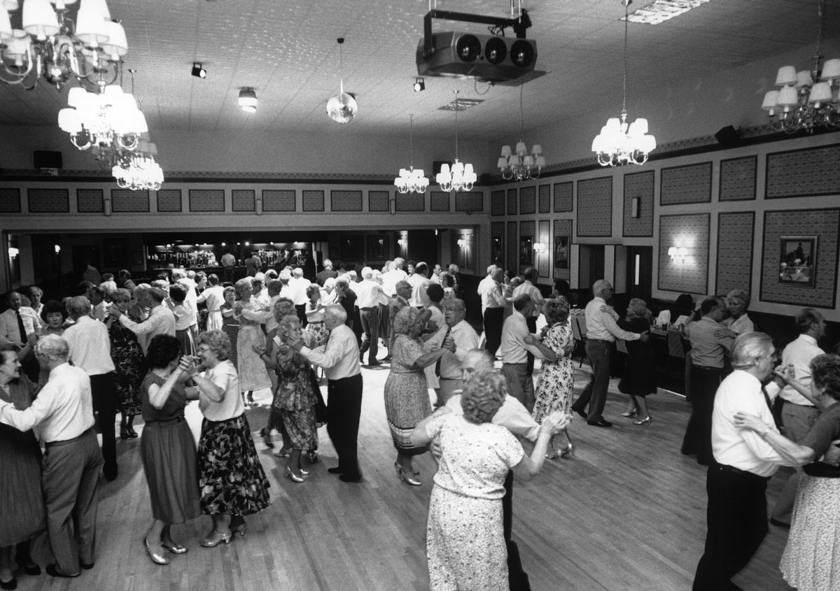 Dancing at The Mons pub, Breeze Hill in Bootle. September 1990.