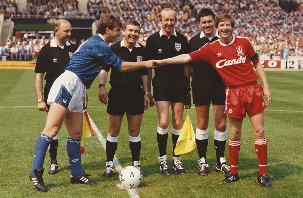 Liverpool captain Ronnie Whelan (r) and Everton captain Kevin Ratcliffe share a joke before the 1989 FA Cup Final between Everton and Liverpool at Wembley Stadium on May 20, 1989