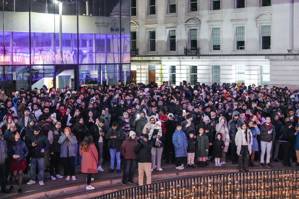Disappointed New Year's crowds in Birmingham city centre were not given the fireworks display they had hoped for