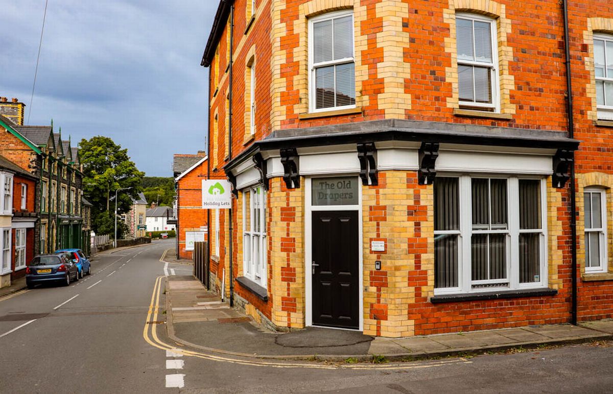 A building at the corner of a street