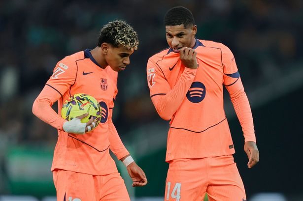 Marcus Rashford speaks with Barcelona teammate Lamine Yamal.