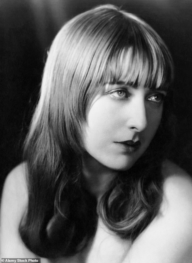 Andrée Rose Godard was known by her stage name Andree Lafayette and in her later years invented another name and she was known as Countess Andrée de la Bigne