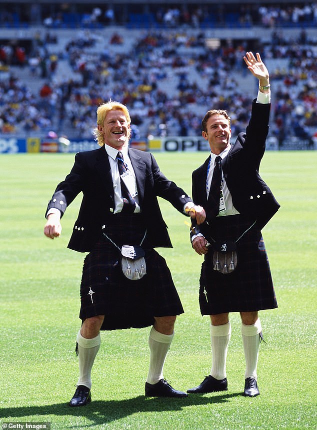 Colin Hendry and Kevin Gallacher wave to fans at the 1998 World Cup