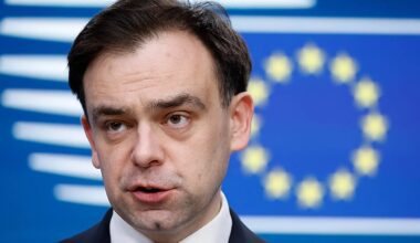 'It's better for Poland to stay with the złoty,' country’s finance minister says