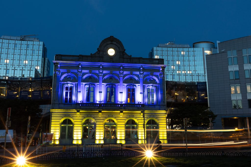 Photo: European Parliament buildings in Brussels lit in the colors of the Ukrainian flag to mark Ukraine Independence Day. Credit: European Parliament https://multimedia.europarl.europa.eu/en/photo/european-parliament-buildings-in-brussels-lit-in-colors-of-ukrainian-flag-to-mark-ukraine-independen_20230823_EP-154651A_AR2_007
