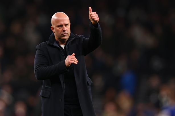 Arne Slot showing a thumbs up.