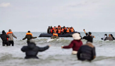 UK Records Second-Highest Annual Small Boat Arrivals as Immigration Dominates Political Debate