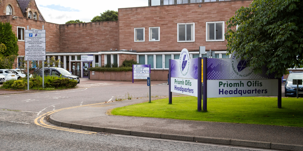 Council forced to defend breaking up schools for holidays just TWO DAYS before Christmas Day