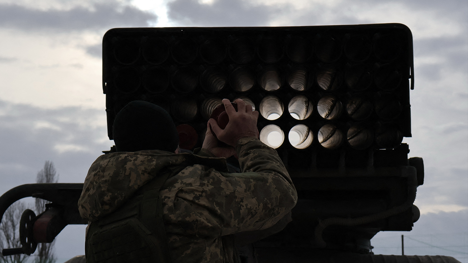 Russian Strike Hits Kharkiv Residential Area, Wounding at Least 19