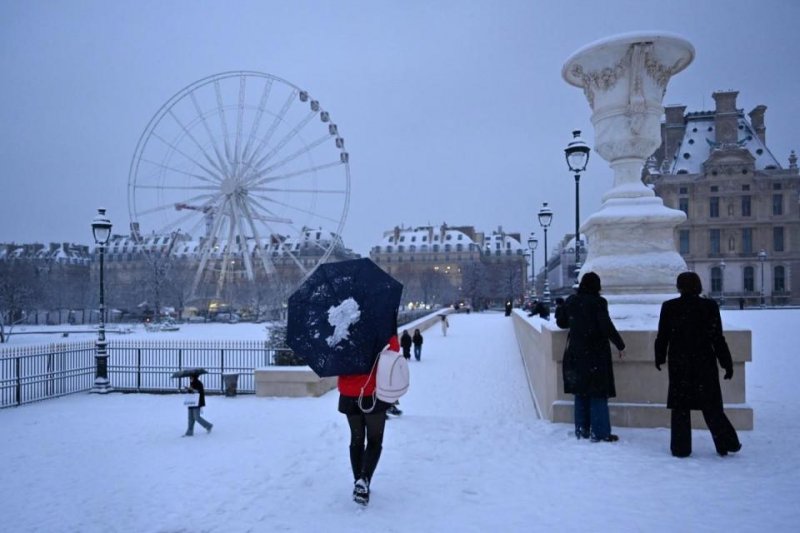 Snow and ice disrupt travel in France, UK, and Netherlands Snow and ice disrupt travel in France, UK, and Netherlands