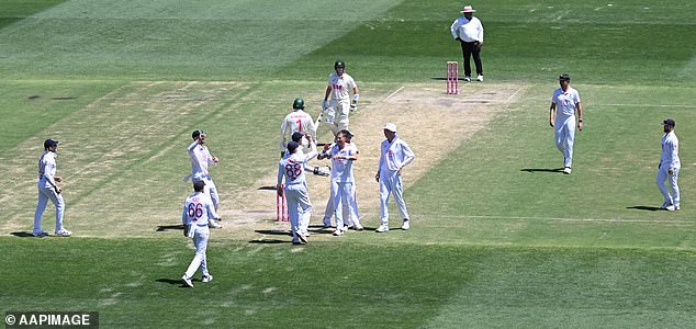 England celebrates the wicket of Usman Khawaja of Australia during Day 3 of the Fifth Men's Ashes Test between Australia and England at the Sydney Cricket Ground in Sydney, Tuesday, January 6, 2026. (AAP Image/Dean Lewins) NO ARCHIVING, EDITORIAL USE ONLY, IMAGES TO BE USED FOR NEWS REPORTING PURPOSES ONLY, NO COMMERCIAL USE WHATSOEVER, NO USE IN BOOKS WITHOUT PRIOR WRITTEN CONSENT FROM AAP