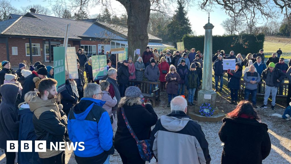 Ifield Golf Club members protest over closure and housing plans
