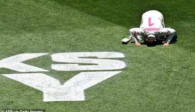 TOPSHOT - Australia's Usman Khawaja bows down to the ground as he walks off following his dismissal in his final Test during the last day of the fifth Ashes cricket Test between Australia and England at the Sydney Cricket Ground in Sydney on January 8, 2026. (Photo by Saeed KHAN / AFP via Getty Images) / -- IMAGE RESTRICTED TO EDITORIAL USE - STRICTLY NO COMMERCIAL USE --