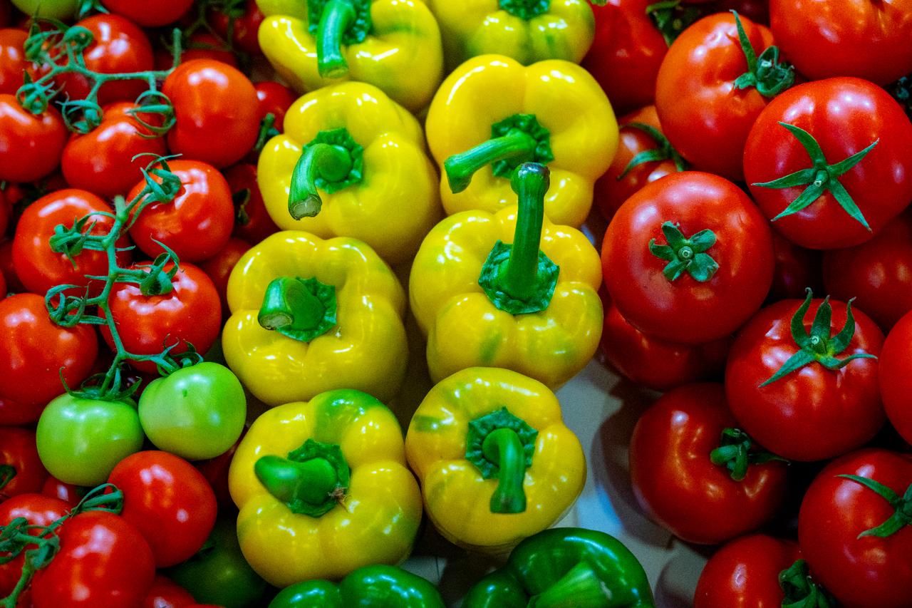 Bell peppers and tomatoes on display at a market in Antalya, Türkiye. (Adobe Stock Photo)
