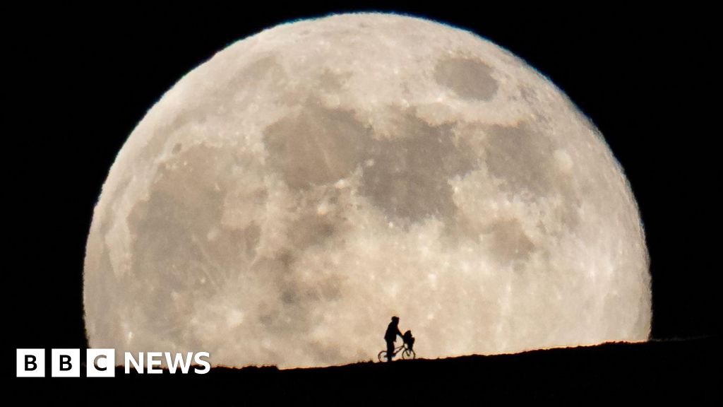 Photographer over the Moon with ET picture recreation two years in the making