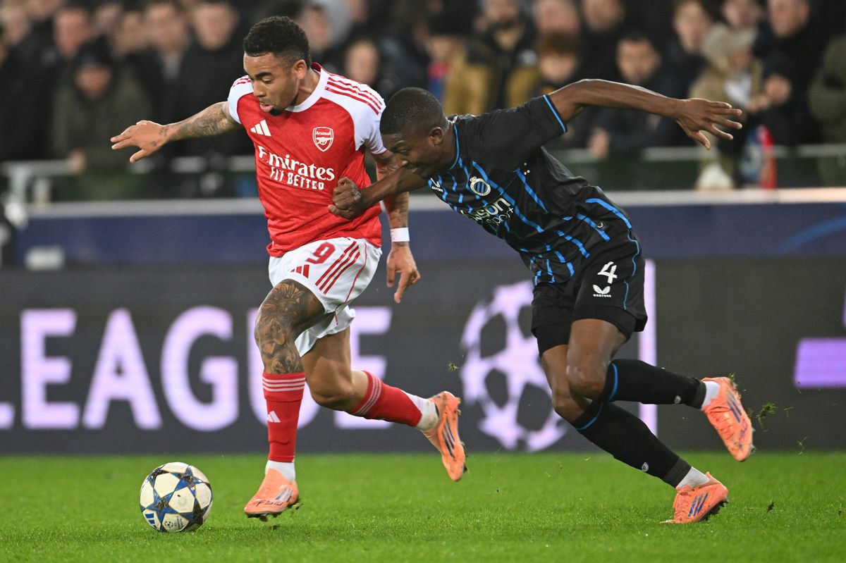 Joel Ordonez challenges for the ball