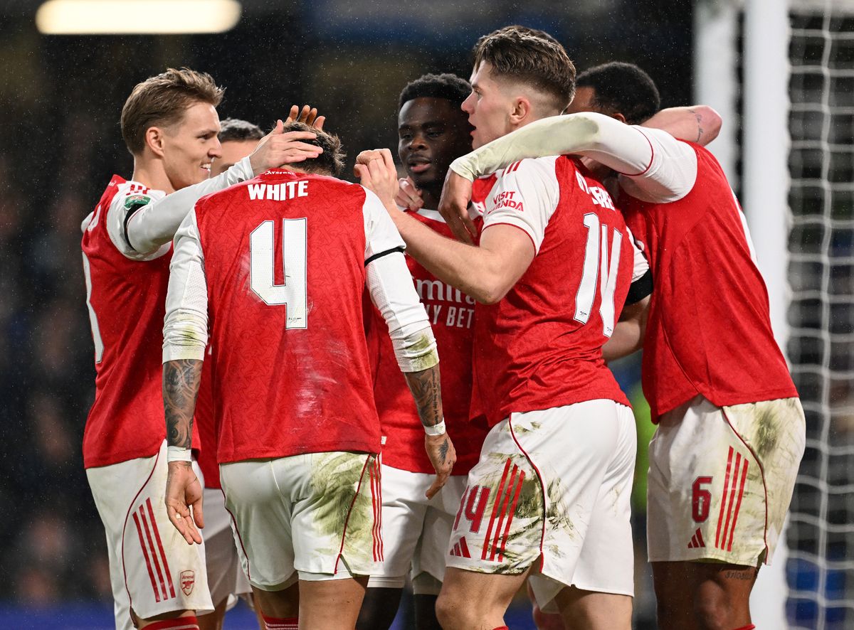 Viktor Gyokeres celebrates scoring Arsenal's 2nd goal with his team mates during the Carabao Cup Semi Final First Leg match between Chelsea and Arsenal at Stamford Bridge. 
