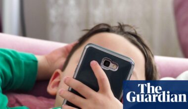 More than 100,000 people urge MPs to ban social media for under-16s in UK | Social media