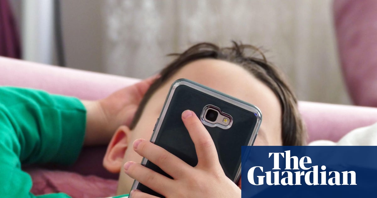 More than 100,000 people urge MPs to ban social media for under-16s in UK | Social media