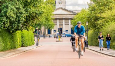 A London Park Has Introduced Traffic Lights and £50 Fines For Cyclists