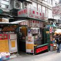 Dai Pai Dong in Central, Hong Kong. Image © WiNG via Wikipedia under license CC BY 3.0 Urban Banquet at the Curb: Hong Kong’s Third-Space Dining - Image 4 of 12