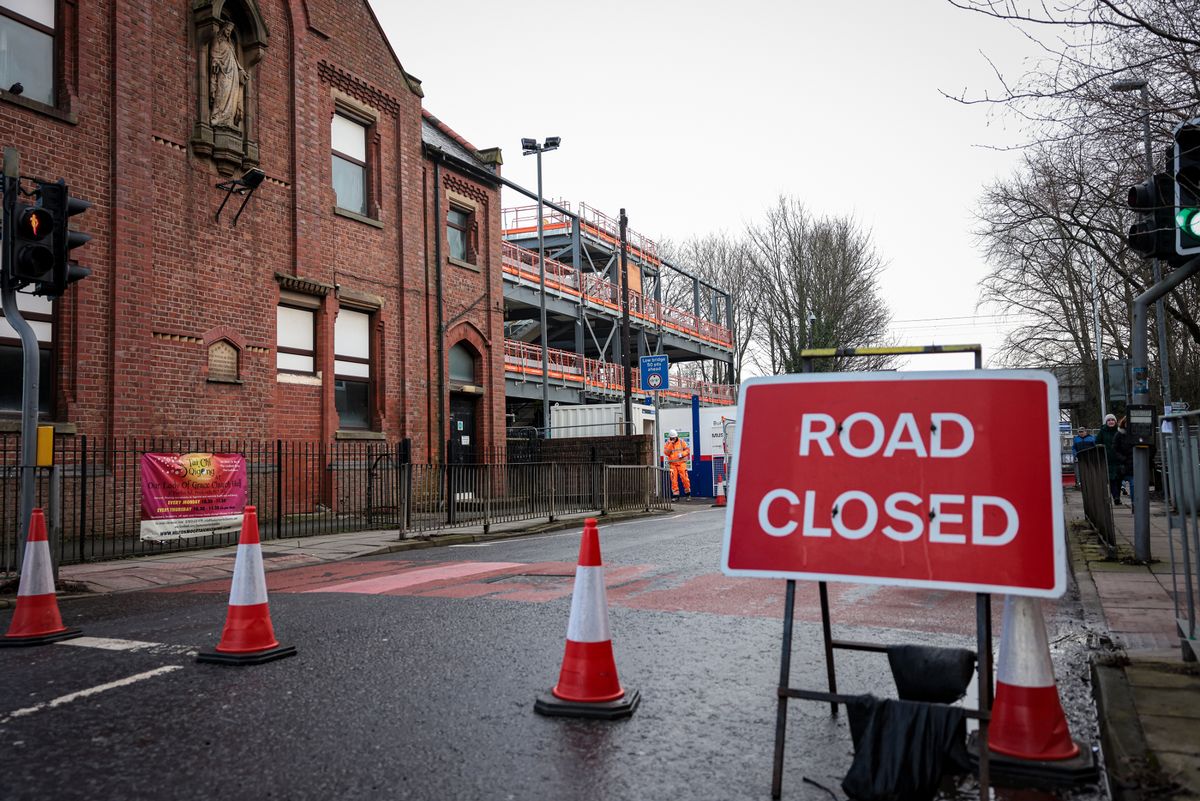 A petition asking for the road to be opened during weekday evenings has garnered more than 1,000 signatures