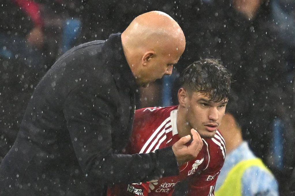 MANCHESTER, ENGLAND - NOVEMBER 09: (THE SUN OUT, THE SUN ON SUNDAY OUT) Arne Slot, Manager of Liverpool, speaks with Milos Kerkez as he is brought on as a substitute during the Premier League match between Manchester City and Liverpool at Etihad Stadium on November 09, 2025 in Manchester, England. (Photo by Liverpool FC/Liverpool FC via Getty Images)