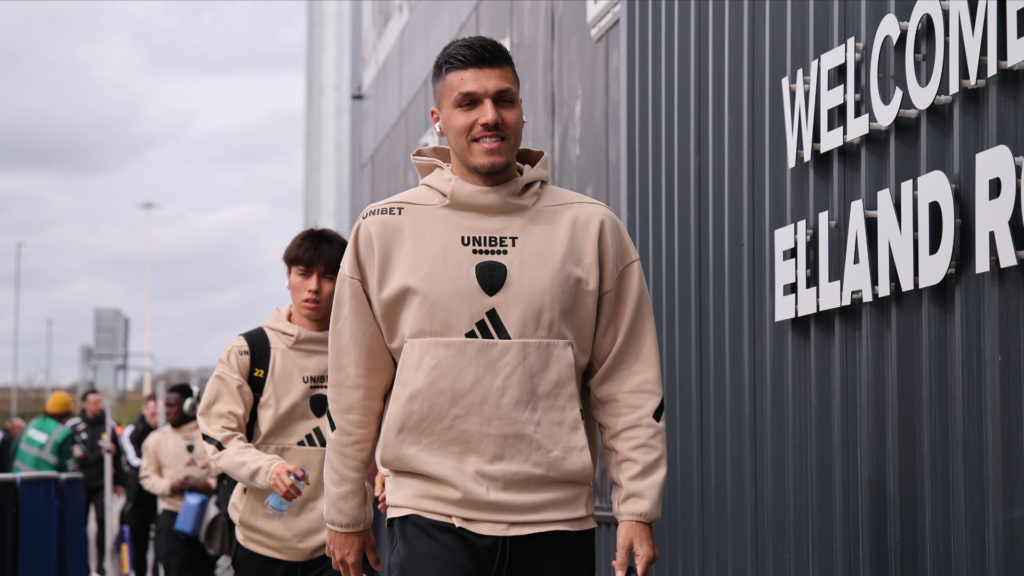 Joel Piroe arrives at Elland Road ahead of Ao Tanaka